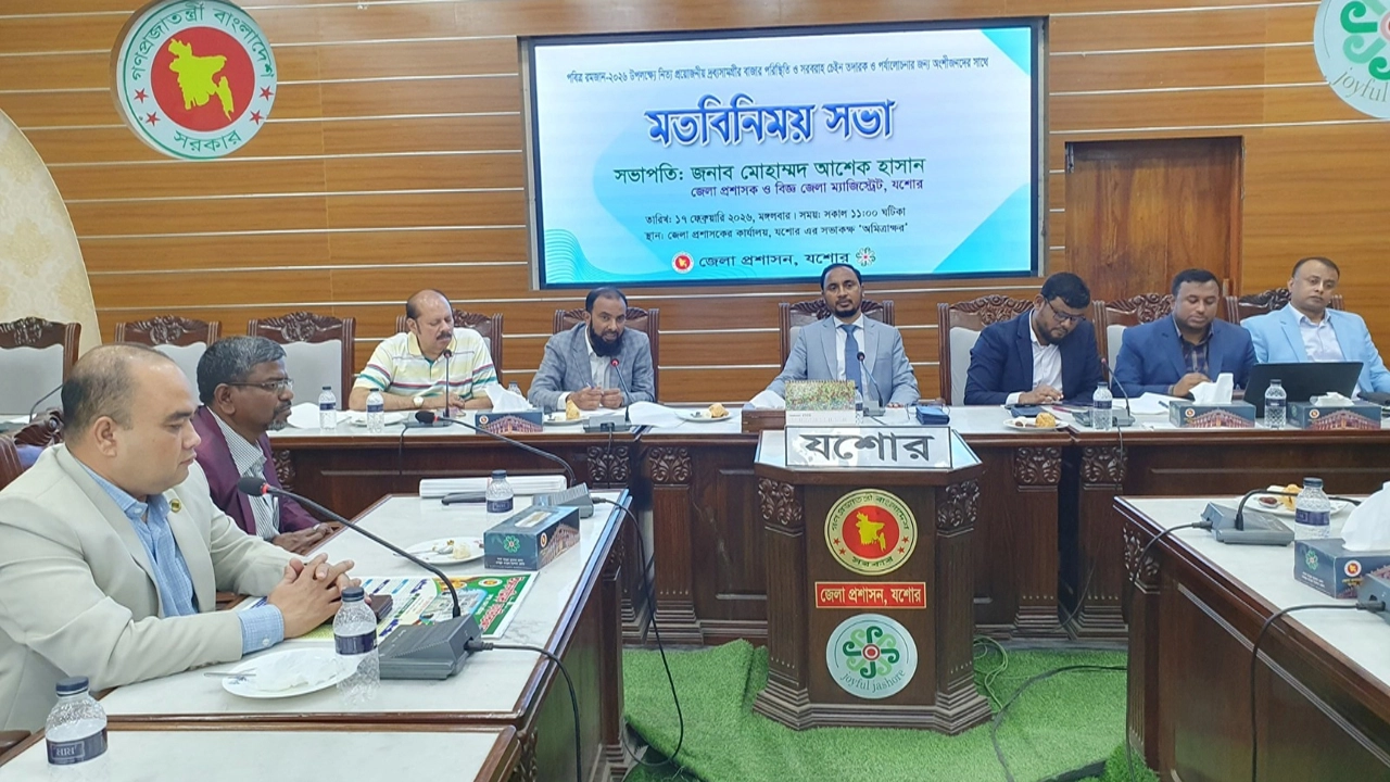 যশোর কালেক্টরেট সভাকক্ষে আয়োজিত জরুরী সভায় সভাপতির বক্তৃতায় জেলা প্রশাসক মোহাম্মদ আশেক হাসান।