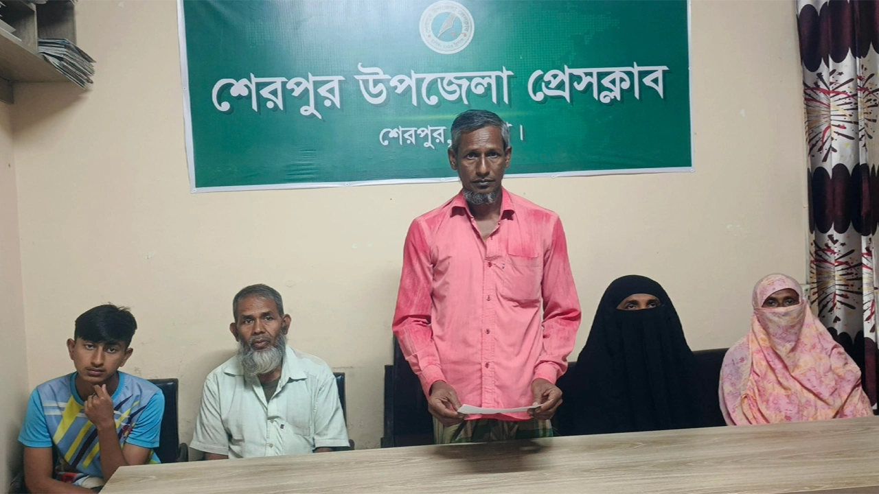 সংবাদ সম্মেলন করেন ভূক্তভোগী পরিবারের পক্ষে আলতাফ আলী ও তার ভাতিজা আশরাফুল ইসলাম।