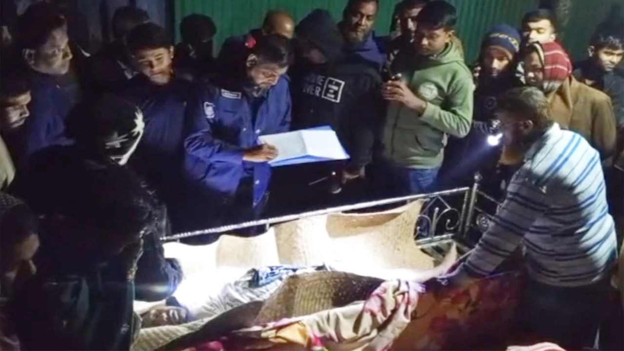 চাঁদপুর মতলবে বিদ্যুৎস্পৃষ্টে মা-ছেলের করুন মৃত্যু