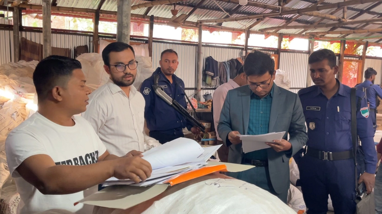 যশোর শহরের ঝুমঝুমপুর শ্মশান রোডে অবস্থিত একটি টায়ারের জেল তৈরি কারখানায় ভ্রাম্যমাণ আদালত অভিযান। ছবি: গ্রামের কাগজ