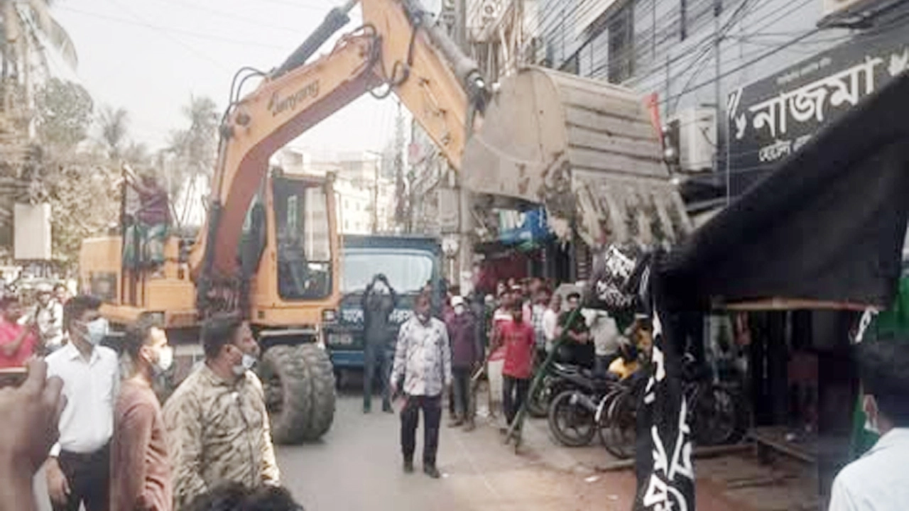 যশোরে পৌরসভার ফুটপাত উচ্ছেদ অভিযান শুরু