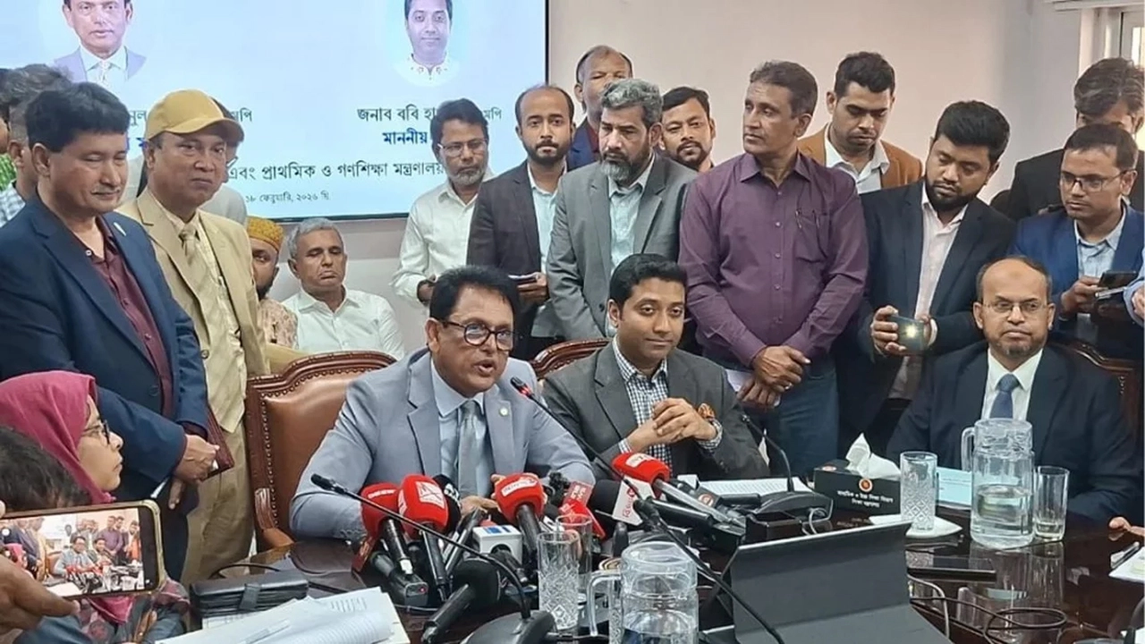 সচিবালয়ে সাংবাদিকদের সঙ্গে আলাপকালে শিক্ষামন্ত্রী আ ন ম এহছানুল হক মিলন।