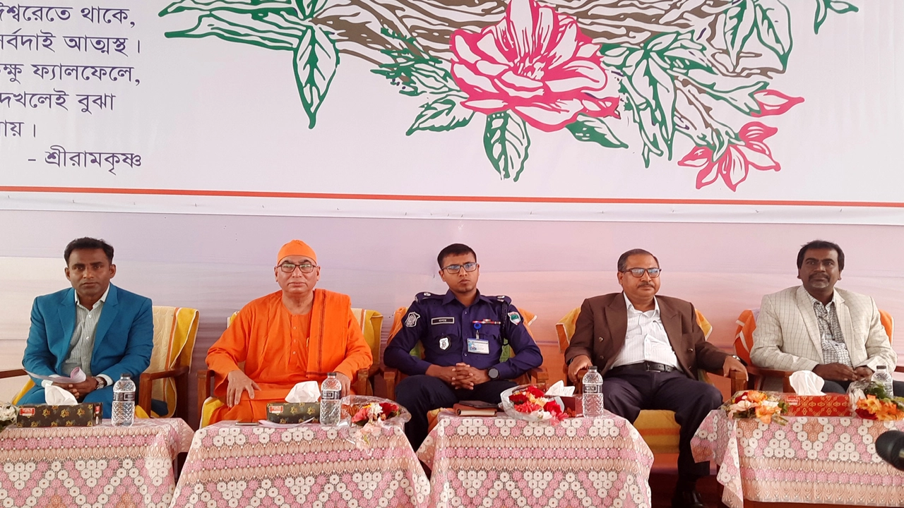 শ্রীরামকৃষ্ণদেবের ১৯১ তম জন্মতিথি উপলক্ষ্যে যশোরে তিন দিনব্যাপী বার্ষিক উৎসবের দ্বিতীয় দিন বৃহস্পতিবার ‘শ্রীরামকৃষ্ণের জীবন ও আদর্শ’ শীর্ষক আলোচনা হয়েছে। ছবি: গ্রামের কাগজ