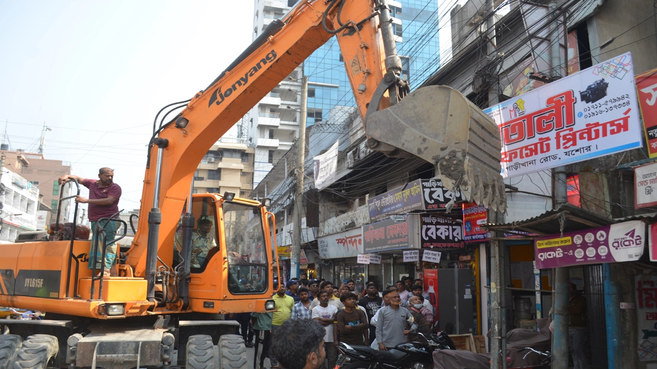 বৃহস্পতিবার যশোর পৌরসভার উদ্যোগে শহরের চিত্রার মোড়সহ বিভিন্ন স্থানে অবৈধ্য স্থাপনা উচ্ছেদ অভিযান পরিচালনা করা হয়। ছবি গ্রামের কাগজ