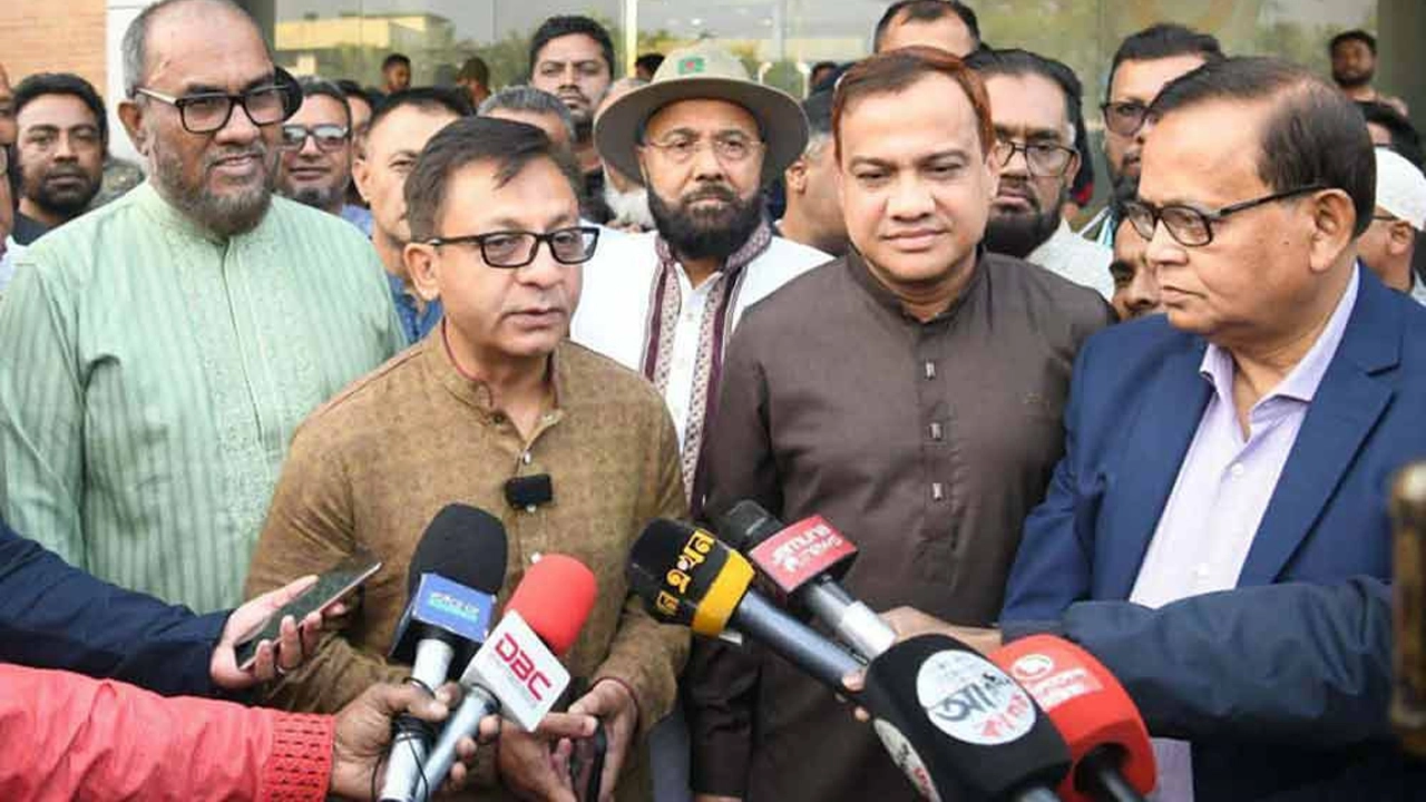 সাংবাদিকদের সঙ্গে আলাপচারিতায় বাণিজ্যমন্ত্রী খন্দকার আব্দুল মুক্তাদির।