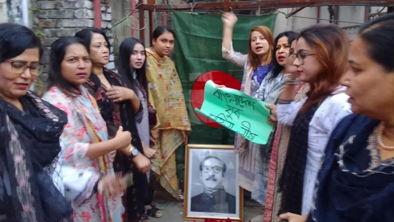 ধানমন্ডি আওয়ামী লীগ কার্যালয়ের সামনে যুব মহিলা লীগের স্লোগান
