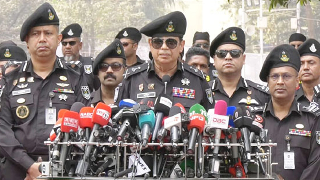 কেন্দ্রীয় শহীদ মিনার প্রাঙ্গণে নিরাপত্তা ব্যবস্থা পরিদর্শন শেষে সাংবাদিকদের সঙ্গে আলাপকালে র‍্যাপিড অ্যাকশন ব্যাটালিয়ন (র‍্যাব)-এর মহাপরিচালক একে এম শহিদুর রহমান।