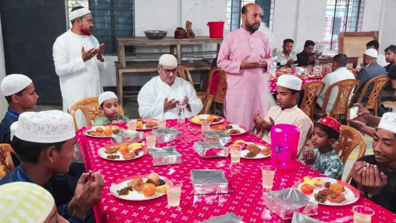 এতিম শিশুদের সঙ্গে এমপি মিলনের ইফতার। ছবি: সংগৃহীত