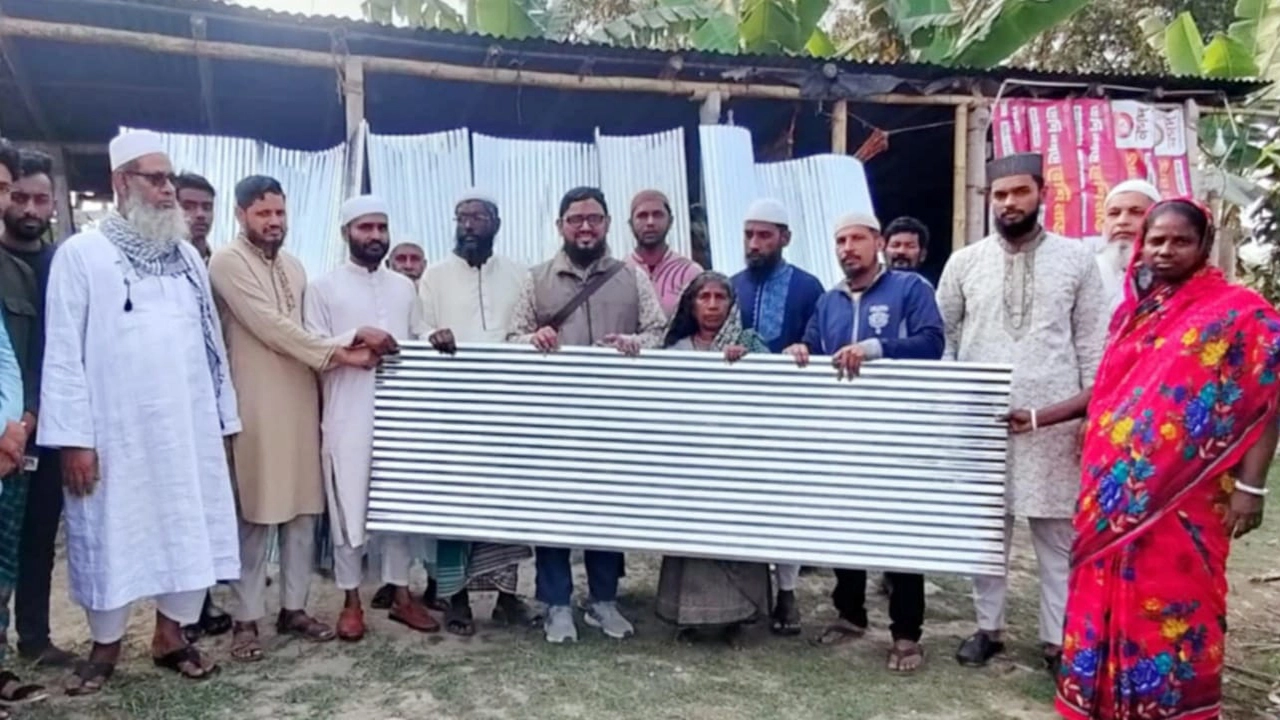 শুক্রবার যশোরের রামনগর ইউনিয়নের শাহাবাটি মহল্লার অসহায় সনাতনী পরিবারের মধ্যে টিন প্রদান করেন ইউনিয়ন জামায়াতের সেক্রেটারী মুন্সি নাজমুল হোসেন। ছবি: গ্রামের কাগজ
