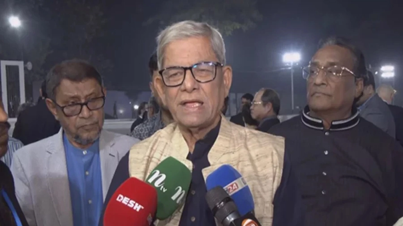 কেন্দ্রীয় শহীদ মিনার-এ ভাষা শহীদদের প্রতি শ্রদ্ধা নিবেদন করেন স্থানীয় সরকার, পল্লী উন্নয়ন ও সমবায় মন্ত্রী মির্জা ফখরুল ইসলাম আলমগীর।