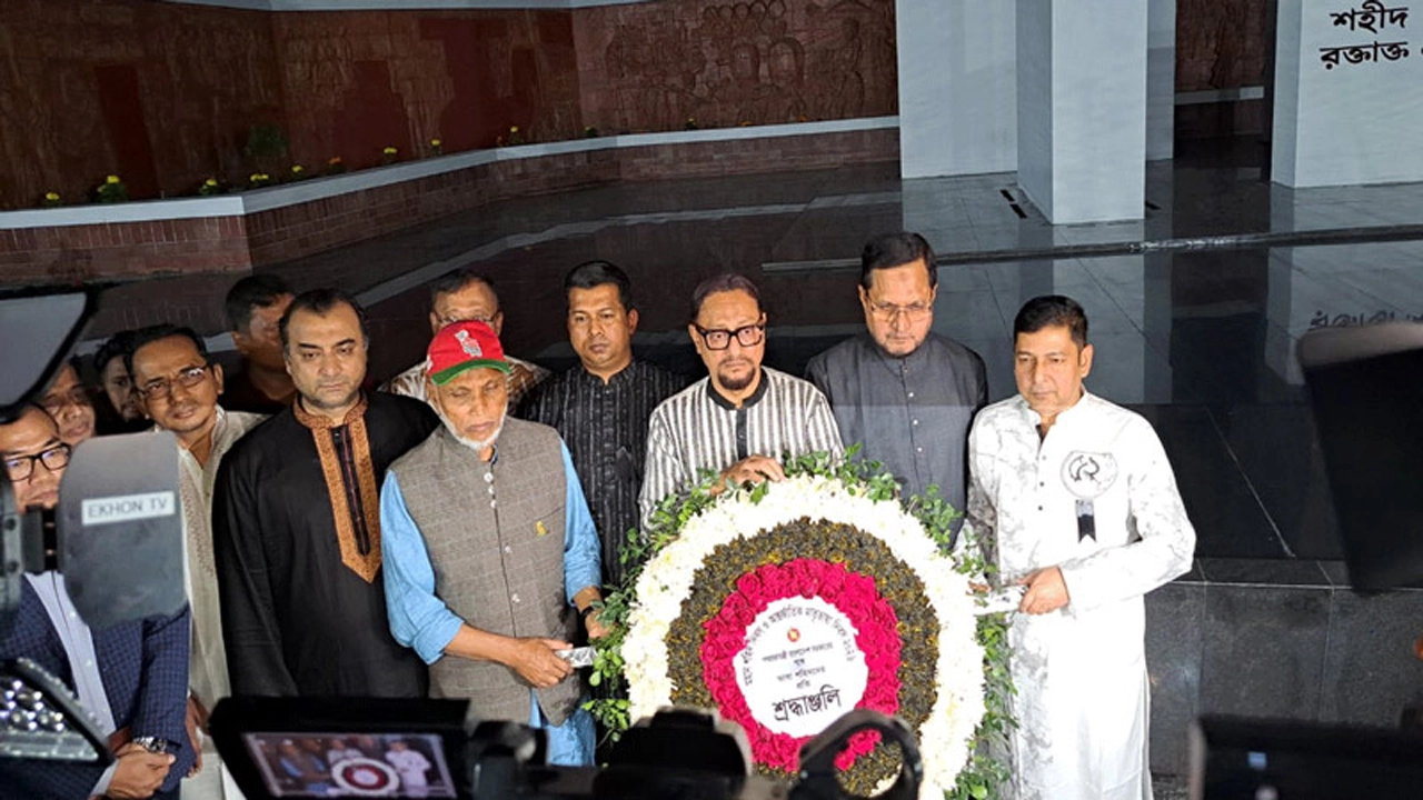 চট্টগ্রামে মধ্যরাতে ফুলে ফুলে রাঙা শহীদ মিনার