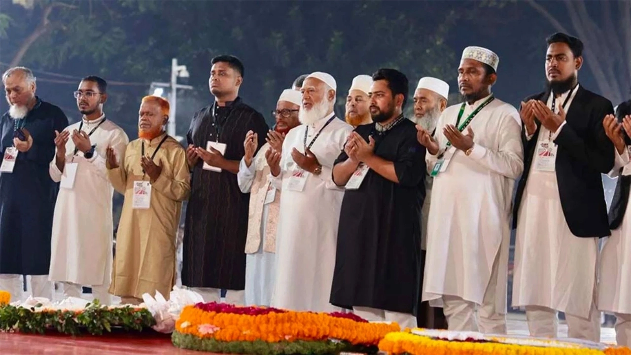 শহীদ মিনারে ফুল দিলেন জামায়াত আমির ডা. শফিকুর রহমান