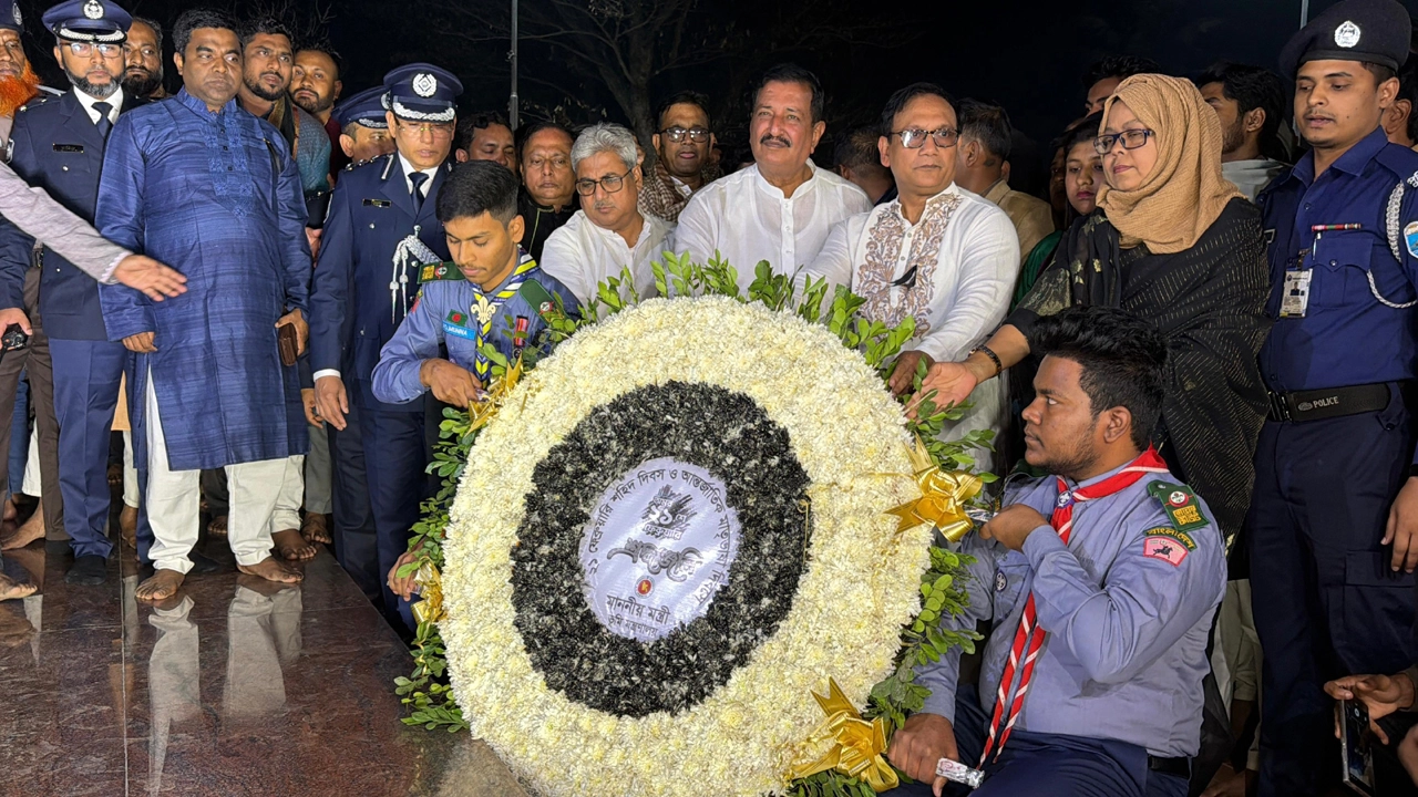 শহীদ মিনারে ফুল দিয়ে ভাষা শহীদদের প্রতি শ্রদ্ধা নিবেদন করেন ভূমিমন্ত্রী মিজানুর রহমান মিনু।