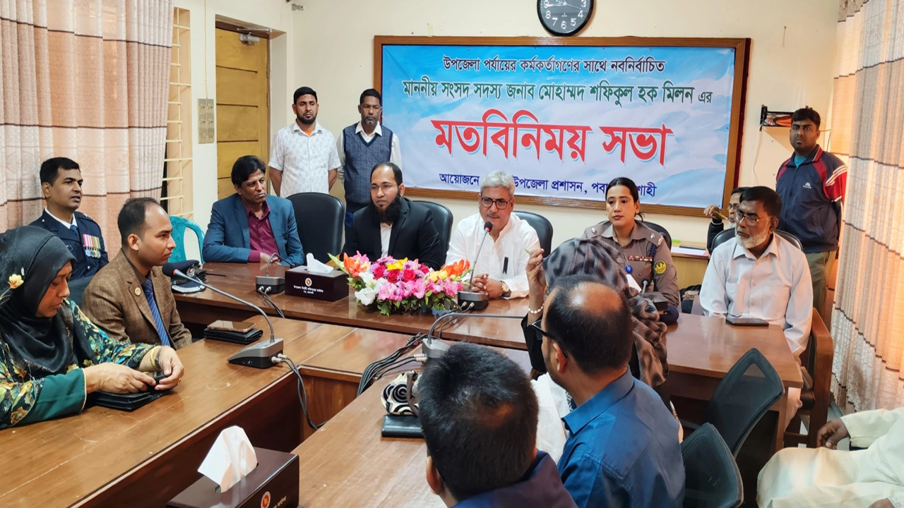 পবা উপজেলা পরিষদ সভাকক্ষে উপজেলা পর্যায়ের কর্মকর্তাদের সঙ্গে মতবিনিময় সভায় এমপি শফিকুল হক মিলন।
