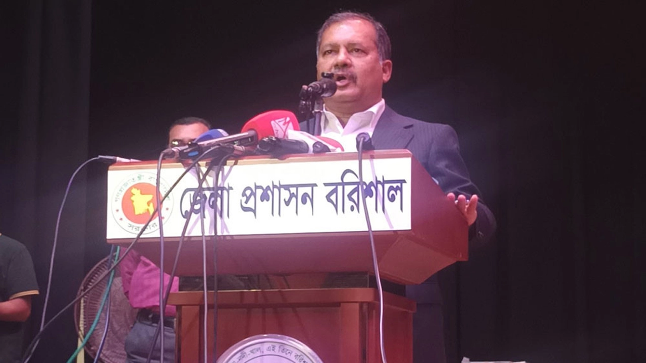 বরিশাল শিল্পকলা একাডেমি প্রাঙ্গণে জেলা প্রশাসনের আয়োজনে অনুষ্ঠিত এক আলোচনা সভায় তথ্য ও সম্প্রচার মন্ত্রী এম জহির উদ্দিন স্বপন।