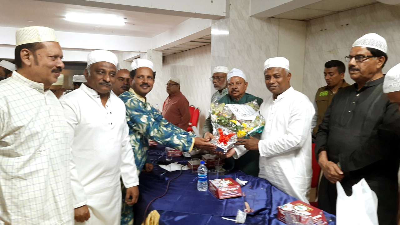 প্রতিমন্ত্রী অমিন্দ্য ইসলাম অমিতকে ফুলেল শুভেচ্ছা জানান যশোর সংবাদপত্র পরিষদের নেতৃবৃন্দ। ছবি: গ্রামের কাগজ
