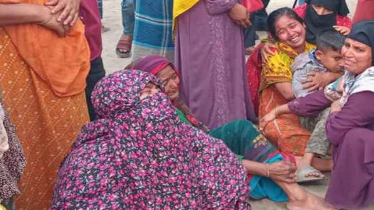 নড়াইলে নিহত স্বজনদের আহাজারি। ছবি: প্রতিনিধি