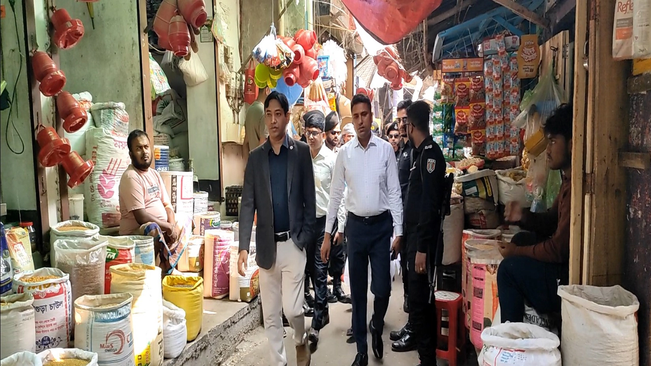 যশোর বড় বাজারে দুই প্রতিষ্ঠানে ৬০ হাজার টাকা জরিমানা । ছবি-গ্রামের কাগজ