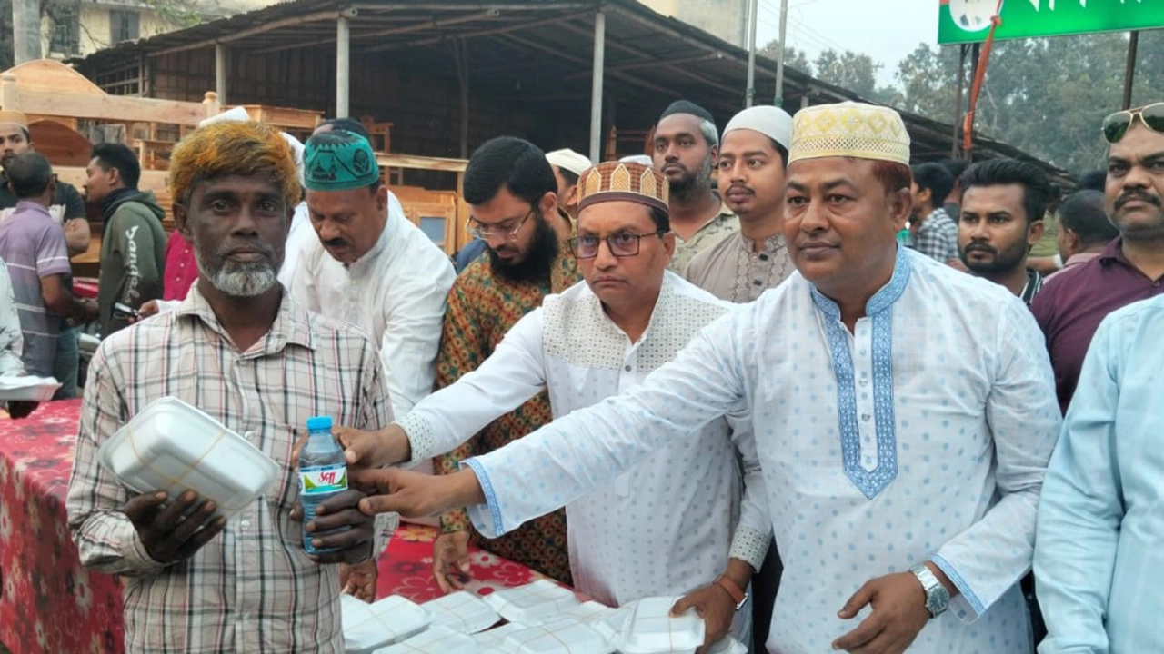 বাগআঁচড়ায় বিএনপির আয়োজনে দোয়া মাহফিল ও ইফতার বিতরণ । ছবি-গ্রামের কাগজ