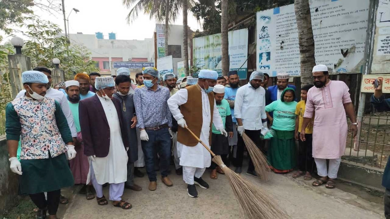 পাইকগাছা আসনের নবনির্বাচিত সংসদ সদস্য আবুল কালাম আজাদ হাসপাতালে পরিচ্ছন্নতা কার্যক্রমের উদ্বোধন করেন। ছবি: প্রতিনিধি