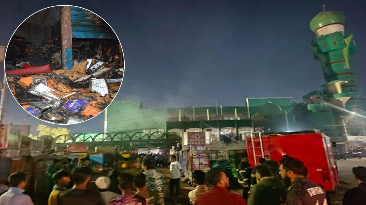 খুলনা নগরীর নিউমার্কেটের পাশে বায়তুন নূর শপিং কমপ্লেক্সে অগ্নিকাণ্ড। ছবি: প্রতিনিধি