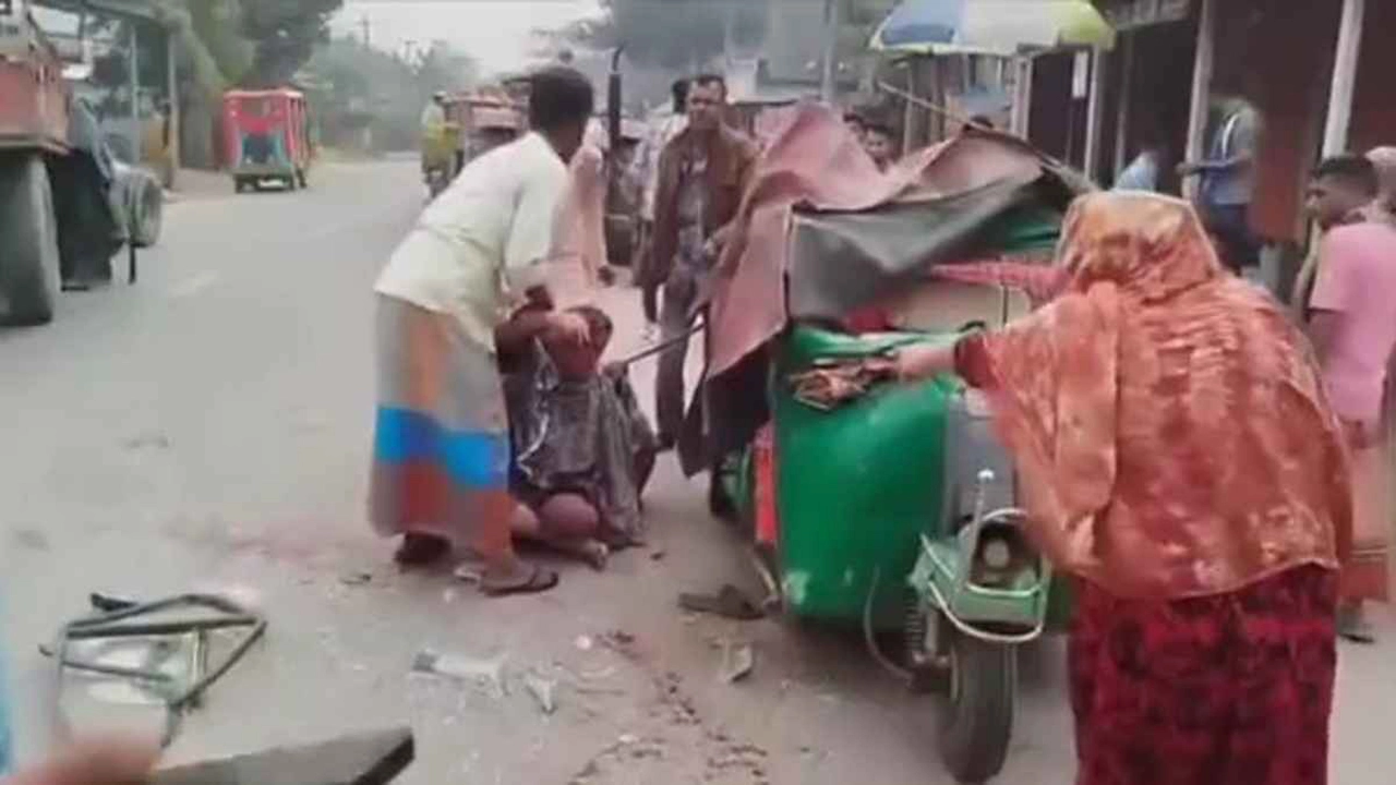 জামালপুরের মাদারগঞ্জ উপজেলায় ট্রাক্টরের সঙ্গে সিএনজিচালিত অটোরিকশার সংঘর্ষ। ছবি: সংগৃহীত
