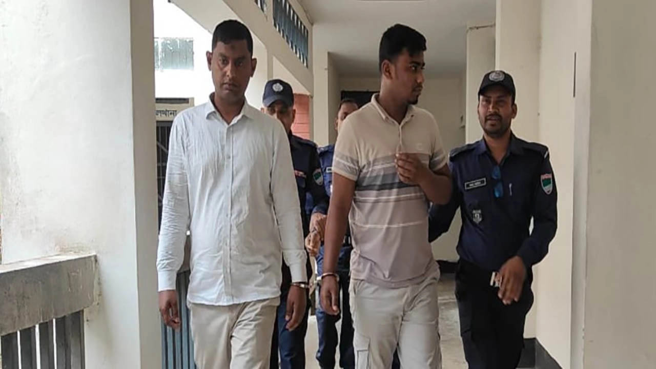 আসামী চাকরিচ্যুত পুলিশ সদস্য গাজী মশিউর রহমান । ছবি : প্রতিনধি