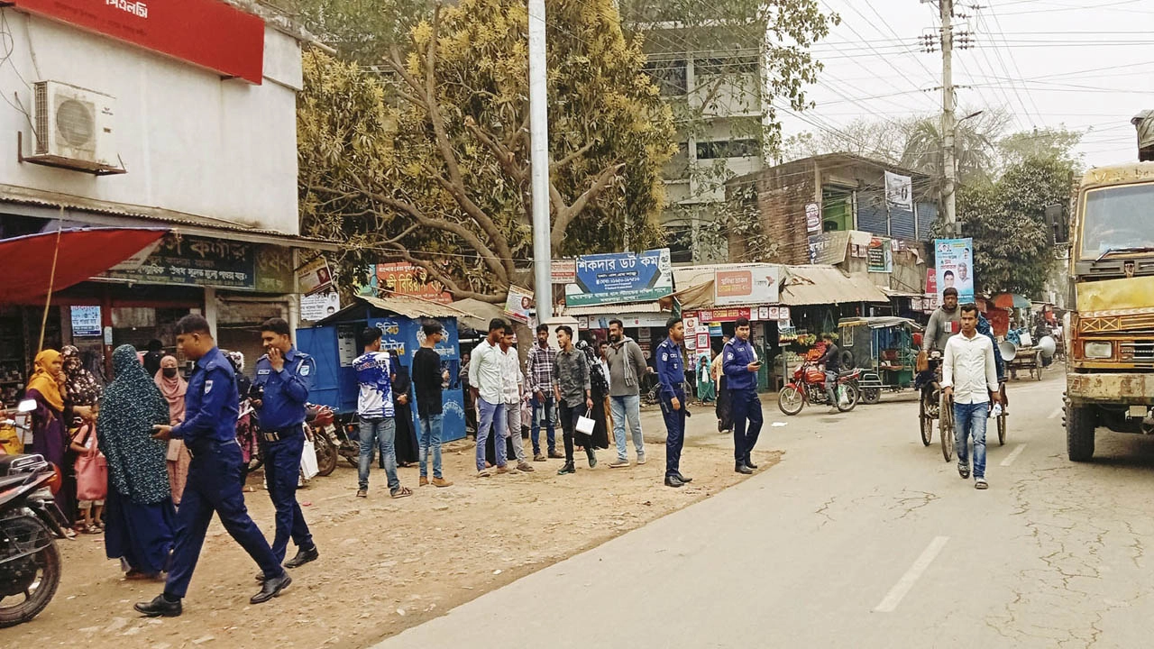 বাঘারপাড়া পৌর এলাকায় ১৪৪ ধারা জারি করে উপজেলা প্রশাসন। ছবি: প্রতিনিধি