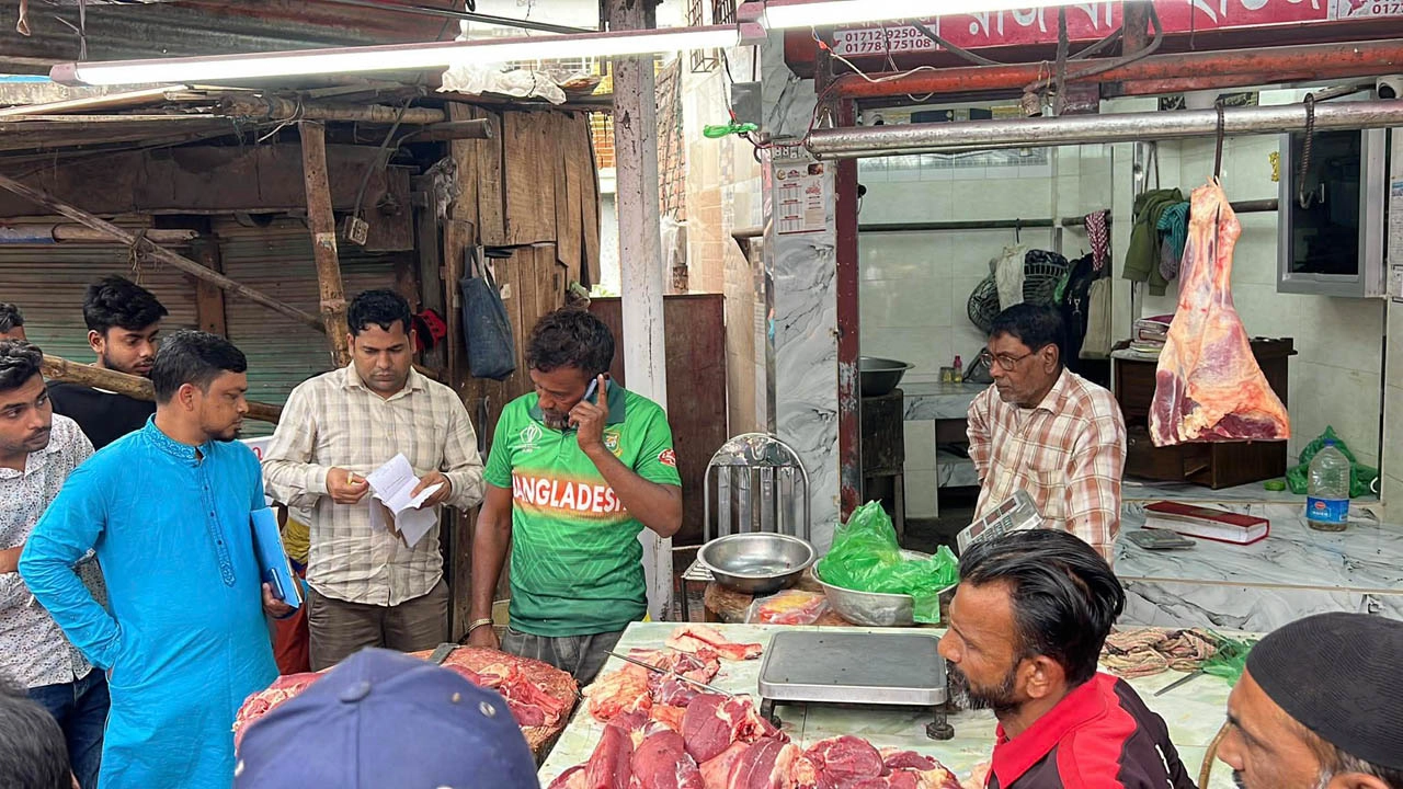যশোরের কাঠেরপুল এলাকায় মাংস বাজারে অভিযান চালিয়েছে ভ্রাম্যমাণ আদালত। ছবি: গ্রামের কাগজ
