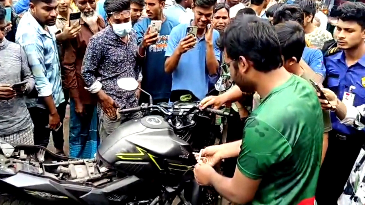 ঝিনাইদহের কালীগঞ্জে একটি মোটরসাইকেলের সিটের ভেতর থেকে একটি বিষধর সাপ উদ্ধার এবং অকমুক্ত করেছে বন বিভাগ। ছবি: প্রতিনিধি