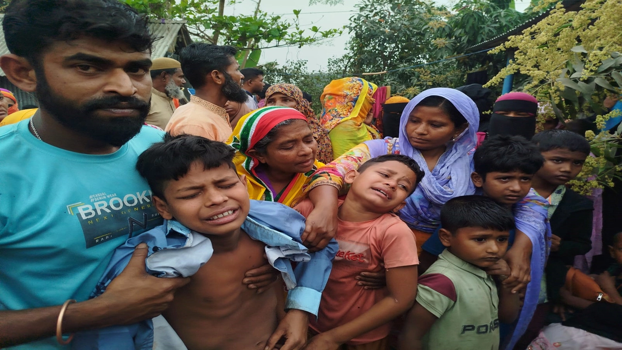 নড়াইলের বড়কুলা গ্রামে পিতা–পুত্রসহ চারজনের দাফন মঙ্গলবার বিকেলে সম্পন্ন। ছবি: প্রতিনিধি