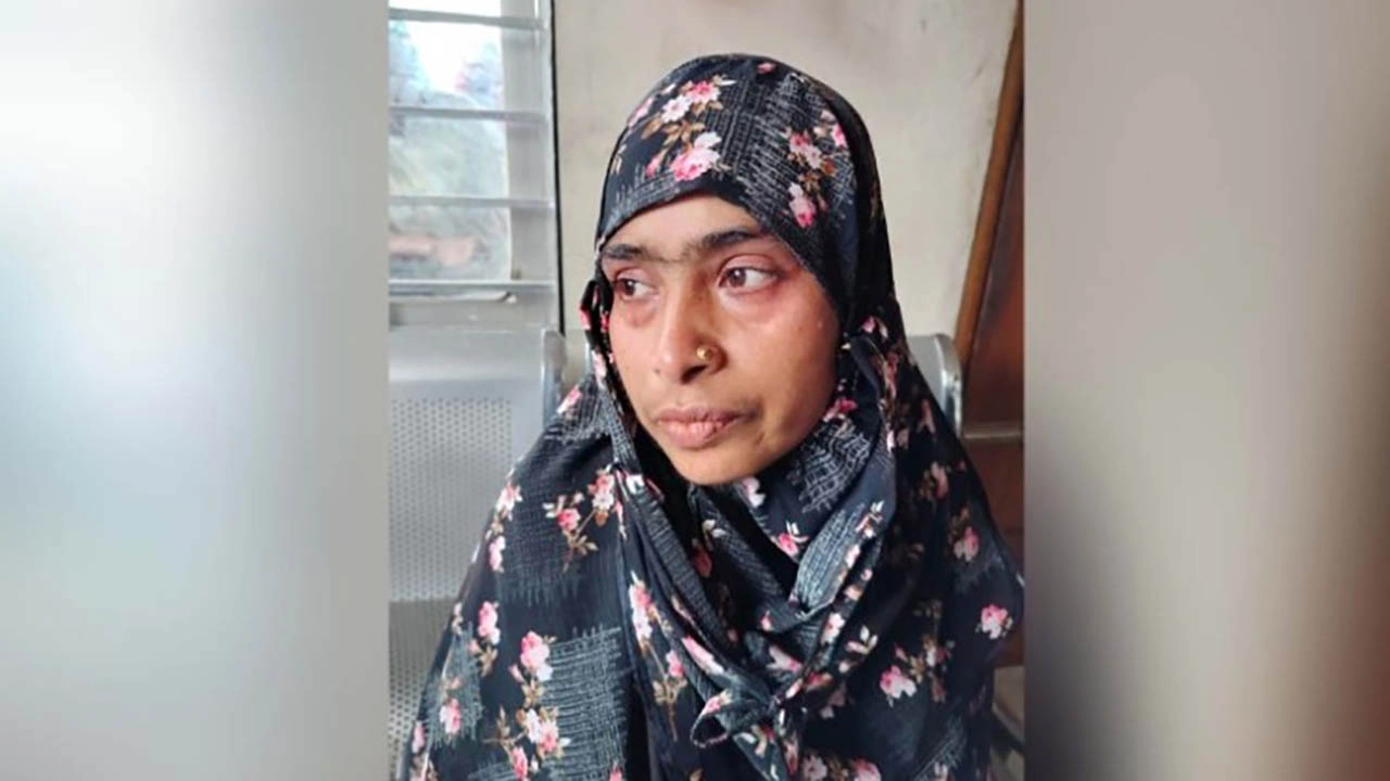যশোর জেনারেল হাসপাতাল থেকে আটক সুমি বেগম । ছবি : গ্রামের কাগজ