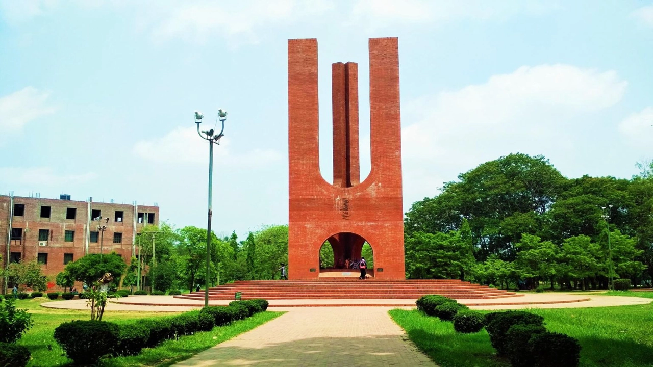জাহাঙ্গীরনগর বিশ্ববিদ্যালয়ের (জাবি) এক নারী শিক্ষার্থীকে বাসায় আটকে রেখে নির্যাতনের অভিযোগ। ছবি: সংগৃহীত