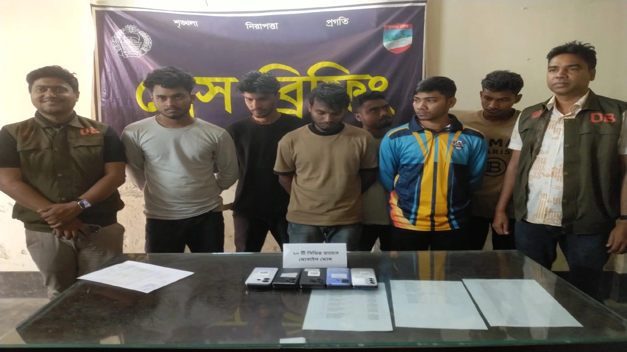 যশোরে ডিবির অভিযানে অনলাইন জুয়া চক্রের ৬ সদস্য আটক। ছবি: গ্রামের কাগজ