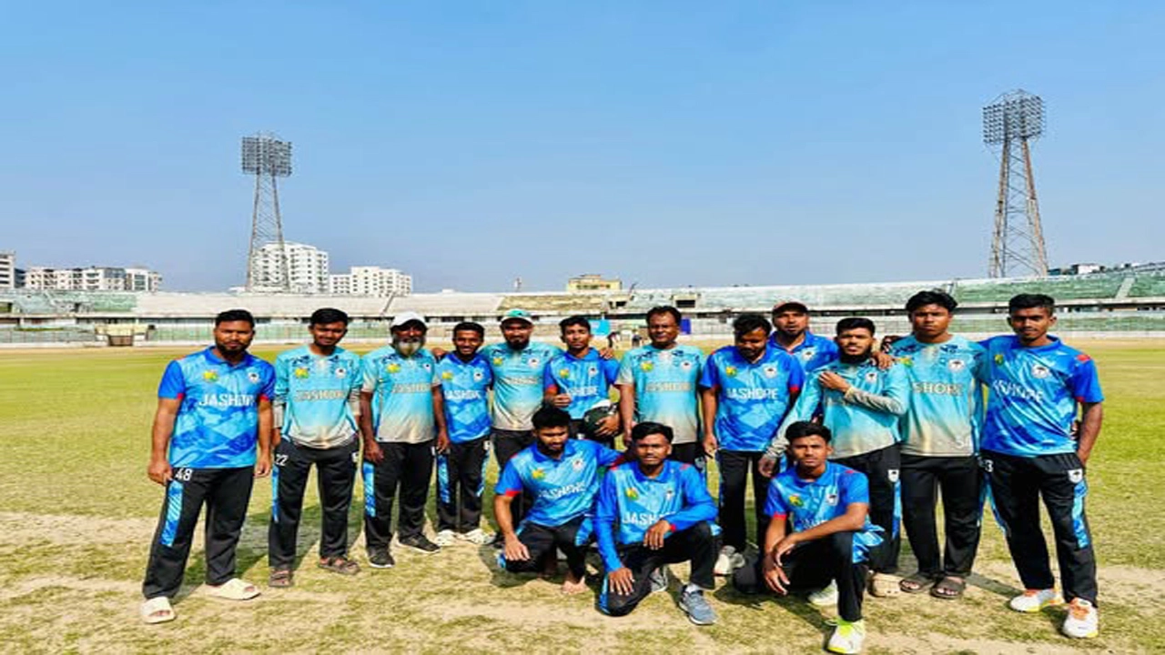 ৪৪তম জাতীয় ক্রিকেট চ্যাম্পিয়নশিপে টানা দ্বিতীয়বার চ্যাম্পিয়ন যশোর জেলা দল। ছবি: গ্রামের কাগজ