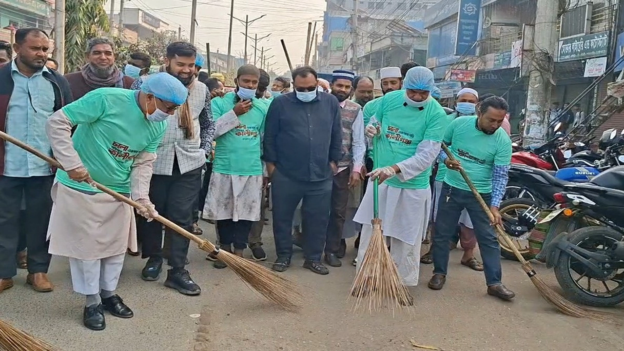 বুধবার সকালে ঝাড়ু হাতে শহরের রাস্তা পরিচ্ছন্ন অভিযানে নামেন ঝিনাইদহ-৪ (কালীগঞ্জ) আসনের এমপি মাওঃ আবু তালিব। ছবি: প্রতিনিধি