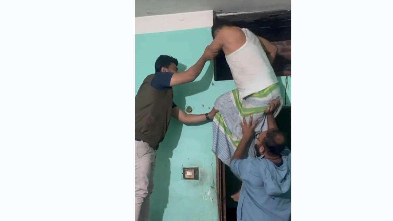 যশোরে ডিবি পুলিশের অভিযান: ওয়ারেন্টভুক্ত আসামিকে বাড়ির ছাদ থেকে কোলে করে গ্রেফতার। ছবি: গ্রামের কাগজ