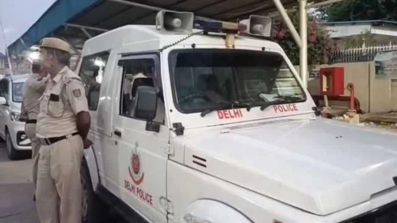 দিল্লির প্রেমচাঁদ পার্কে অন্তঃসত্ত্বা স্ত্রী ও তিন কন্যাকে হত্যা, স্বামী পলাতক