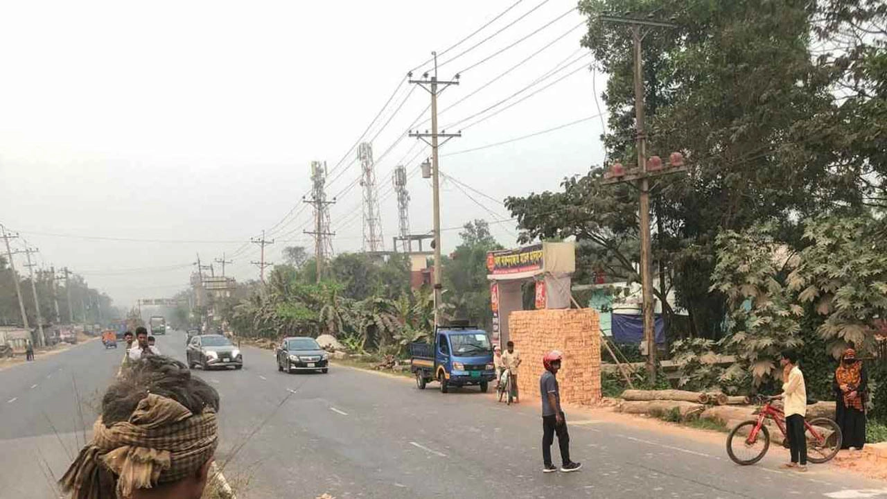 কুমিল্লার লাকসাম উপজেলায় রাস্তা পারাপারের সময় দ্রুতগামী ট্রাকের চাপায় আপন দুই বোন নিহত। ছবি: সংগৃহীত