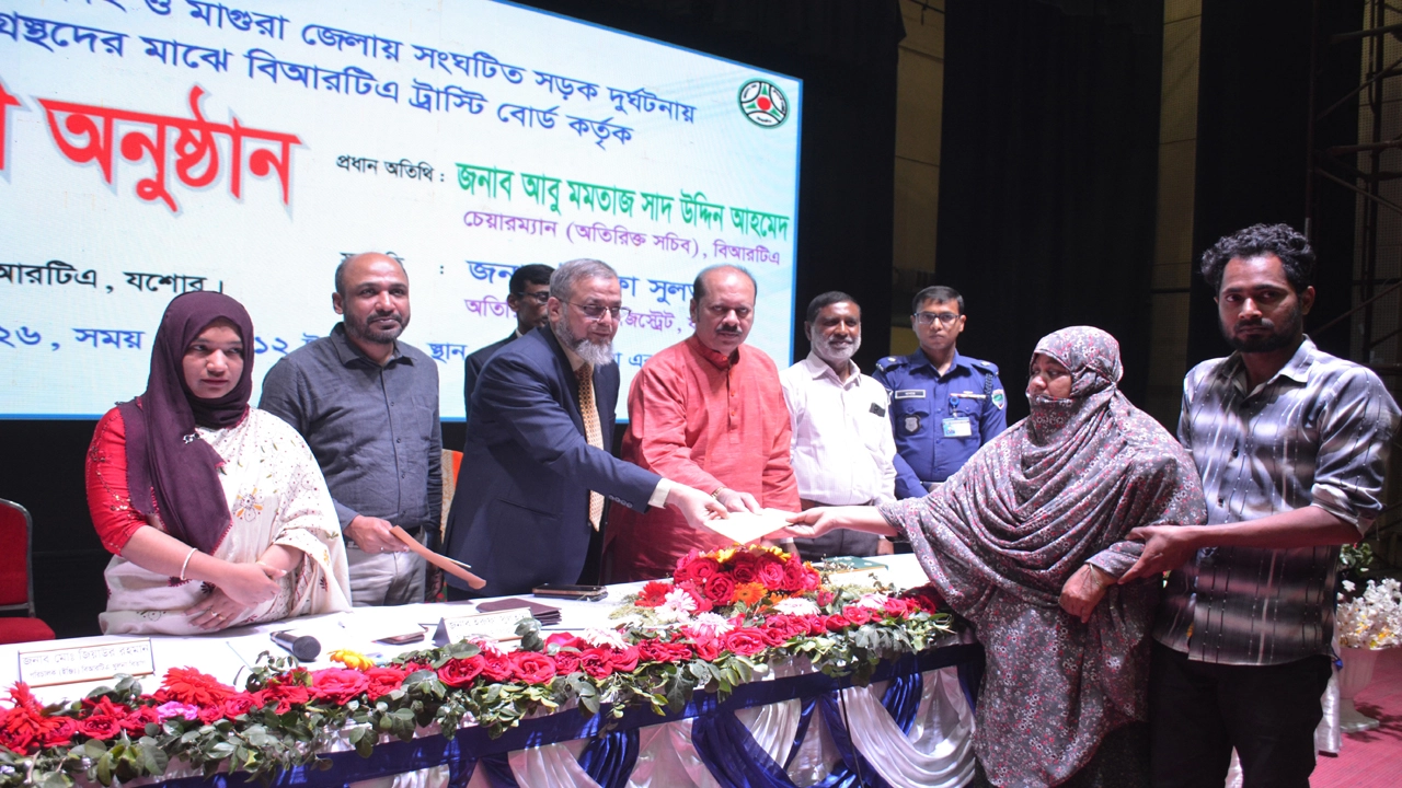 বৃহস্পতিবার জেলা শিল্পকলা একাডেমীতে জেলা প্রশাসন ও বিআরটিএ যশোরের উদ্যোগে যশোর ঝিনাইদহ ও মাগুরা জেলার সংগঠিত সড়ক দুর্ঘটনায় ক্ষতিগ্রস্থদের মধ্যে চেক বিতরণ করেন বিআরটিএ চেয়ারম্যান আবু মমতাজ সাদ উদ্দিন আহম্মেদ। ছবি: গ্রামের কাগজ