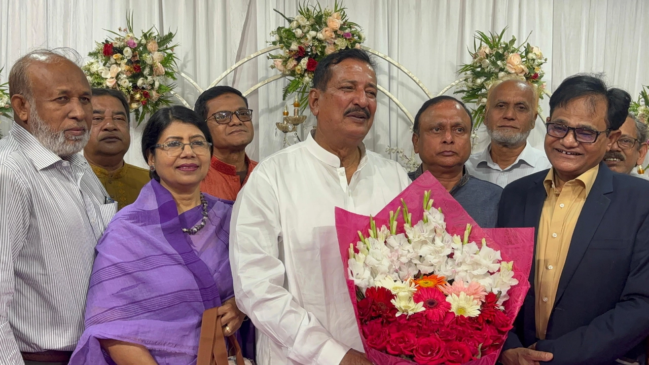 রাজশাহী নগরীর পদ্মা কমিউনিটি সেন্টার-এ রাজশাহীর সর্বস্তরের মানুষের সঙ্গে সৌজন্য সাক্ষাৎ শেষে সাংবাদিকদের সঙ্গে আলাপ করছেন মিজানুর রহমান মিনু।