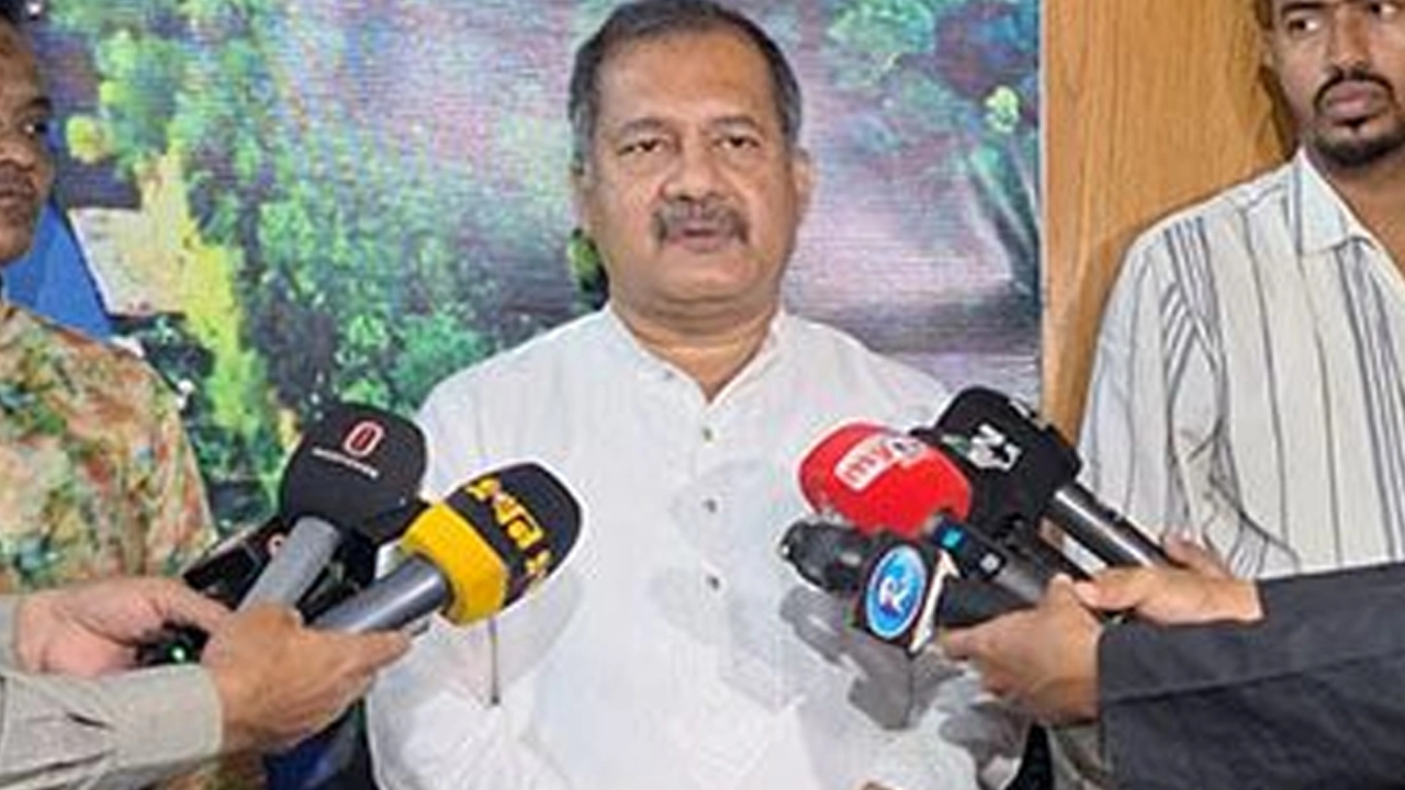 বরিশাল সার্কিট হাউজে অনুষ্ঠিত একটি সভা শেষে সাংবাদিকদের সাথে আলাপ করছেন তথ্য ও সম্প্রচারমন্ত্রী জহির উদ্দিন স্বপন।