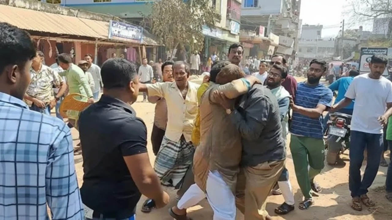 ঝিনাইদহের কালীগঞ্জে বিএনপির দুই পক্ষের সংঘর্ষে পুলিশসহ অন্তত ১০ জন আহত। ছবি: গ্রামের কাগজ