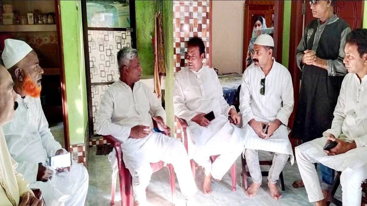 যশোরে শোকসন্তপ্ত পরিবারের পাসে দাড়ালেন প্রতিমন্ত্রী অমিত । ছবি-গ্রামের কাগজ