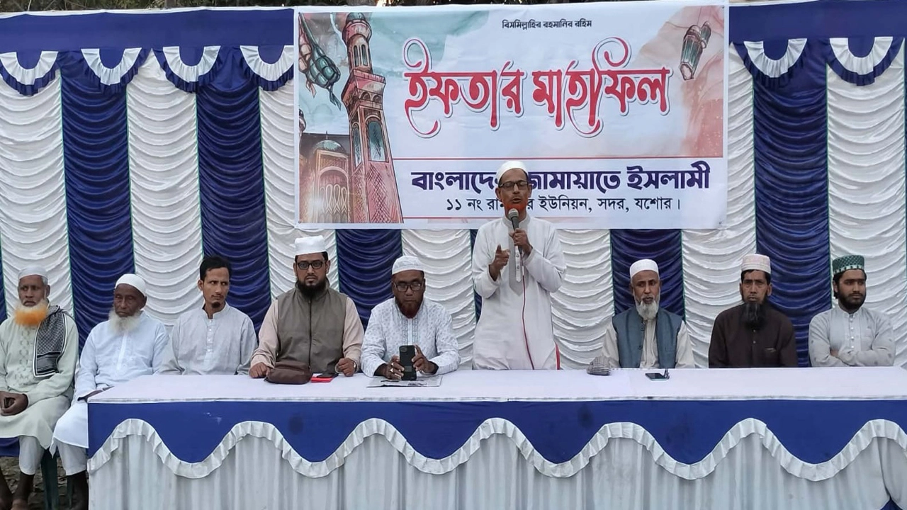শুক্রবার যশোরের রামনগর ইউনিয়ন জামায়াতে ইসলামীর উদ্যোগে সুতিঘাটায় ইফতার ও দোয়া মাহফিলে বক্তৃতা করেন জেলা জামায়াত প্রচার সেক্রেটারী অধ্যাপক শাহবুদ্দিন বিশ্বাস। ছবি: গ্রামের কাগজ