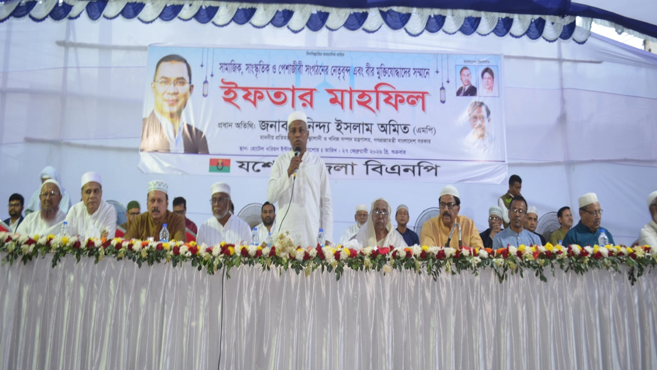শুক্রবার যশোর জেলা বিএনপির উদ্যোগে সামাজিক পেশাজীবীসহ বিভিন্ন পেশার মানুষের সম্মনয়ে ইফতার দোয়া মাহফিলে বক্তৃতা দেন বিদ্যুৎ জালানী ও খনিজ সম্পদ মন্ত্রণালয়ের প্রতিমন্ত্রী অনিন্দ্য ইসলাম অমিত। ছবি: গ্রামের কাগজ