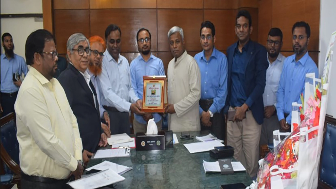 প্রতিমন্ত্রী অনিন্দ্য ইসলাম অমিতকে ফুলেল শুভেচ্ছা জানান যশোর জেলা স্বাস্থ্য বিভাগ । ছবি-গ্রামের কাগজ