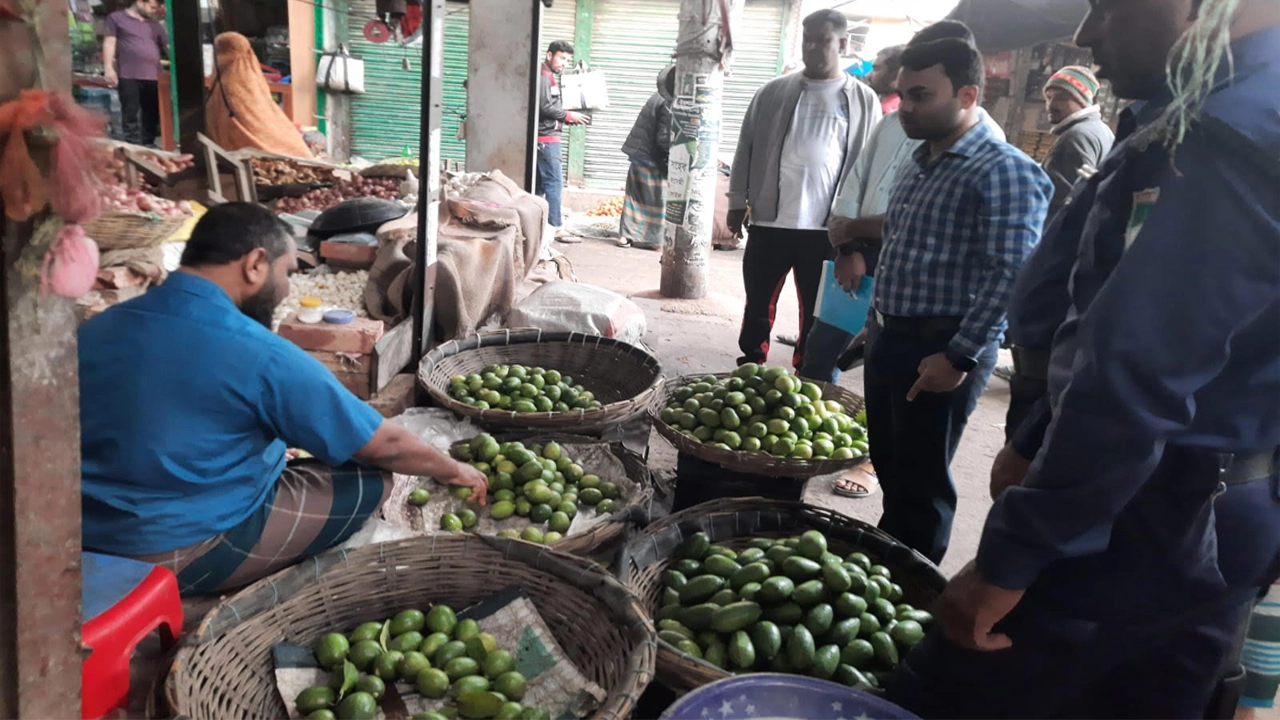 অভয়নগরে বেশি দামে লেবু বিক্রি করায় ব্যবসায়ীকে জরিমান