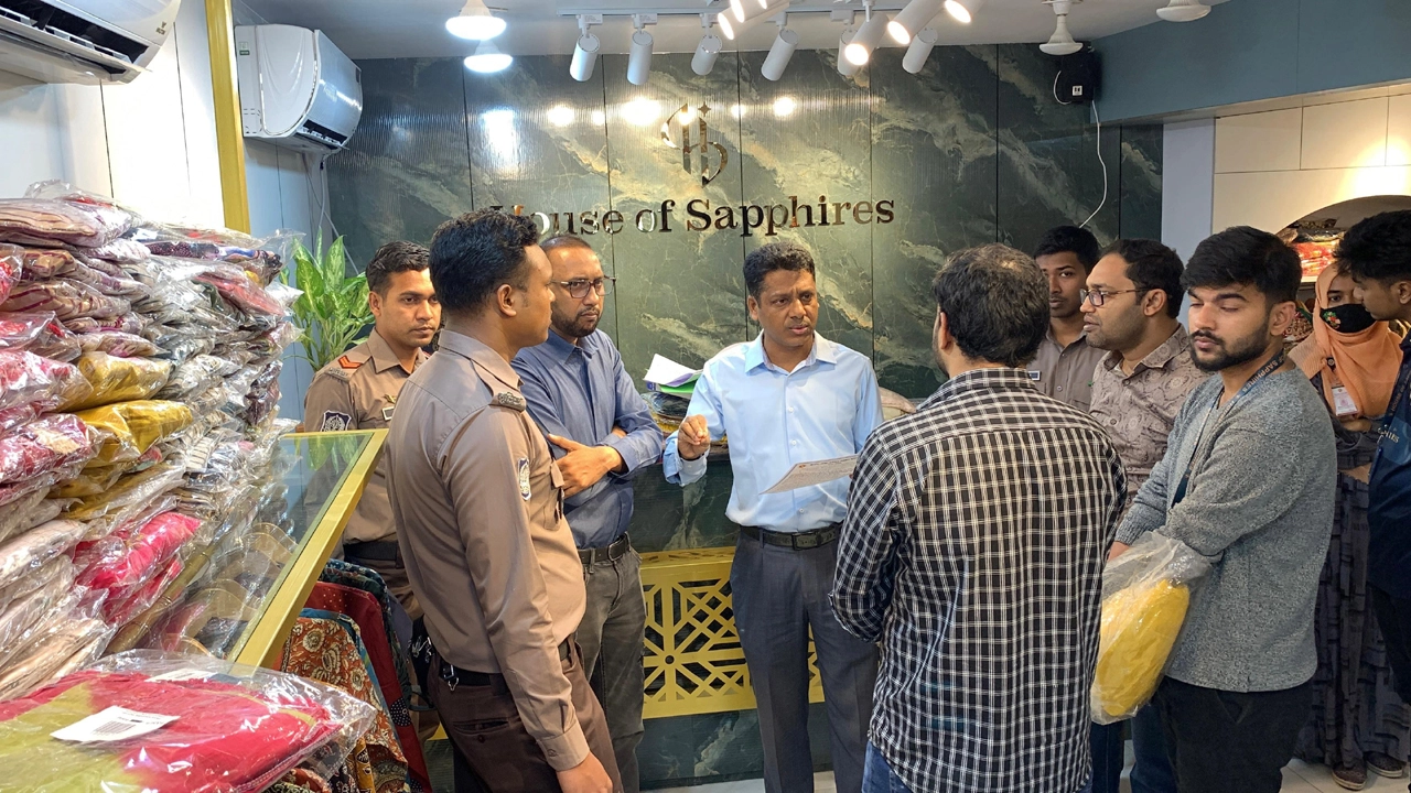 রাজশাহীতে পোশাকের শোরুমে ভোক্তা অধিকার অধিদপ্তরের অভিযান