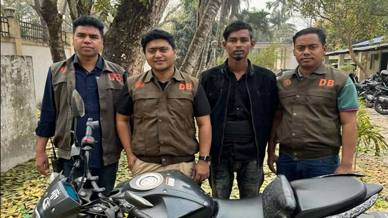 যশোরে বিএনপি নেতা আলমগীর হত্যা মামলায় আলোচিত মনিরুল আটক ।ছবি-গ্রামের কাাগজ